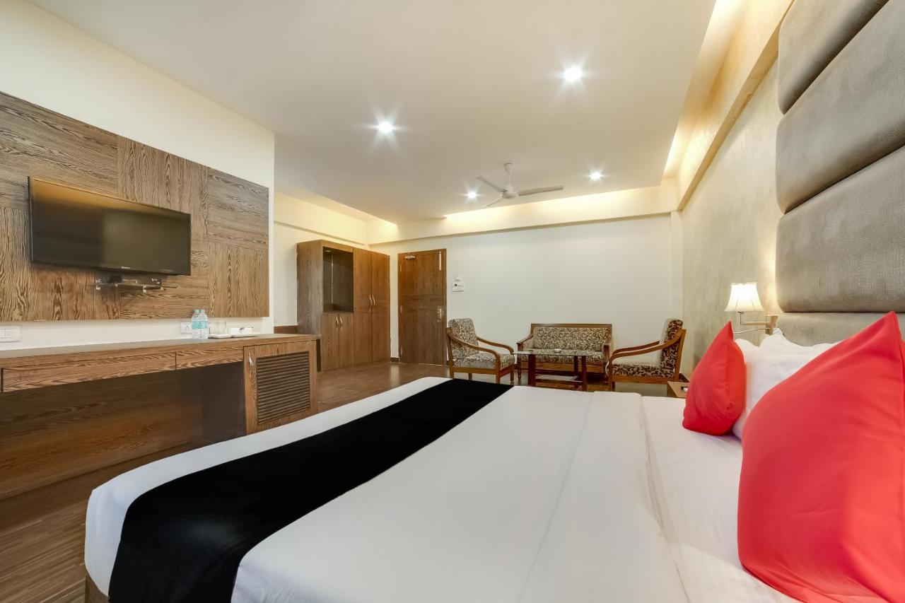 Capital O 61351 Waii International Hotel Bhalukpung Exterior foto