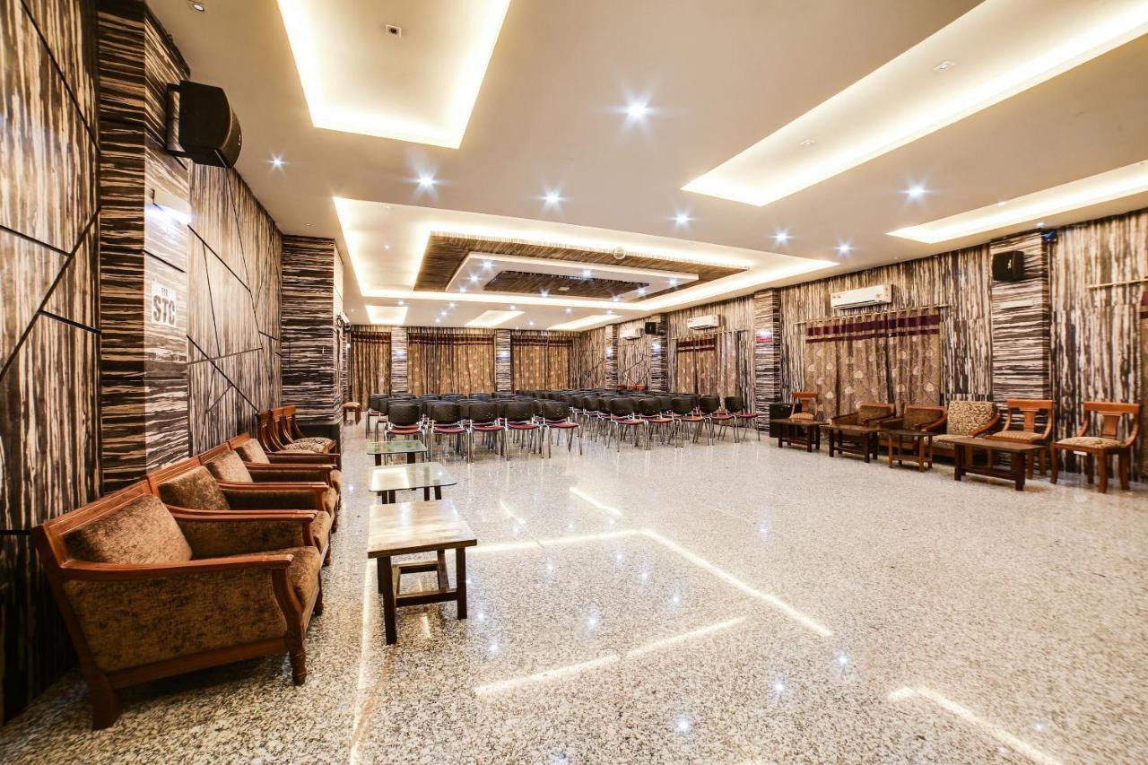 Capital O 61351 Waii International Hotel Bhalukpung Exterior foto